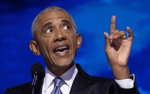 El ex presidente estadounidense Barack Obama ofrece comentarios durante la segunda noche de la Convención Nacional Demócrata.