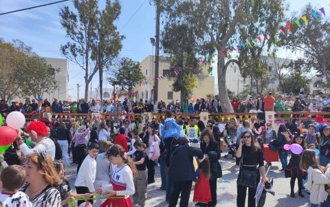 La pequeña isla griega de Santorini ha dado la vuelta a la crisis demográfica que afronta Grecia y registra ahora tantos nacimientos que sus guarderías y escuelas no dan abasto.