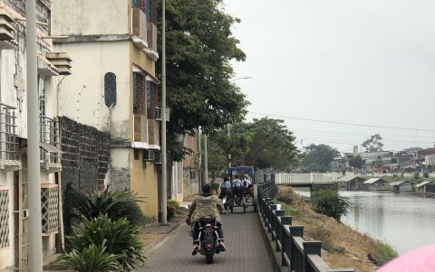 Los motorizados utilizan el espacio para evitar semáforos y el tráfico de la urbanización.