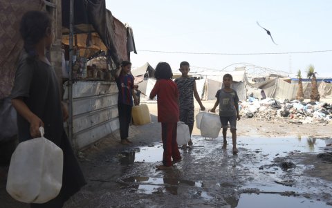 El líquido vital. Niños que llevan bidones recorren los diversos campamentos de Gaza en busca de agua.