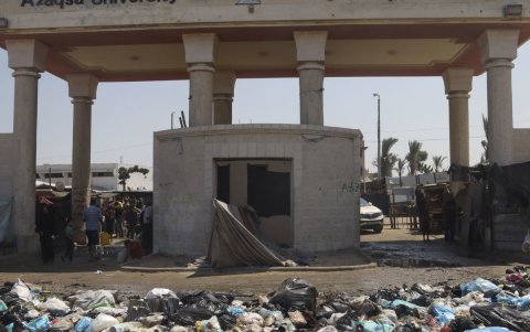 En la Franja de Gaza, donde la basura se acumula en enormes vertederos junto a los campamentos de tiendas de campaña.