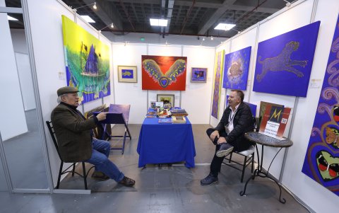 El artista plástico Nelson Román (izquierda), quien nació en Latacunga, se dedica, sobre todo, a la pintura y al grabado. En la foto, con su asistente, con su asistente, Fernando Burbano.