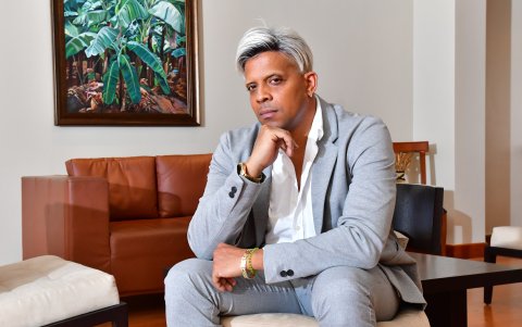 Con frecuencia visita su tierra.