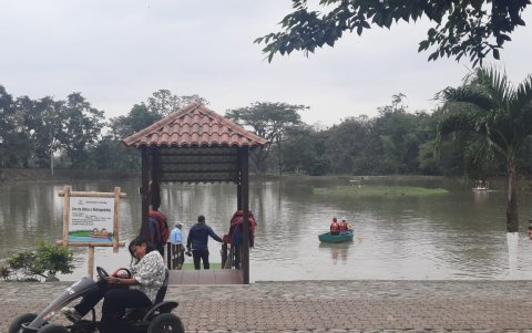 Los visitantes pueden realizar paseos por caballos, bicicleta y en bote, así como camping, el uso de piscinas.