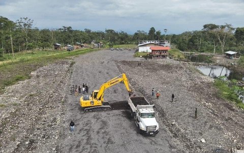 Las Fuerzas Armadas usan maquinaria para inhabilitar las pistas aéras clandestinas.