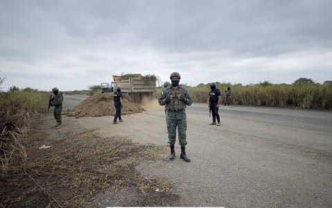 Los miembros de las Fuerzas Armadas detectan y destruyen pistas clandestinas en zonas poco pabladas del pais