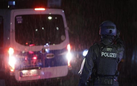 Agentes policiales hacen guardia frente a un centro de refugiados durante un registro en Solingen, Alemania.
