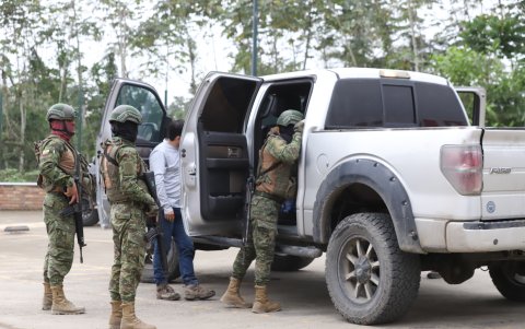 Las Fuerzas Armadas realizando un operativo de control en las calles de Ponce Enríquez.