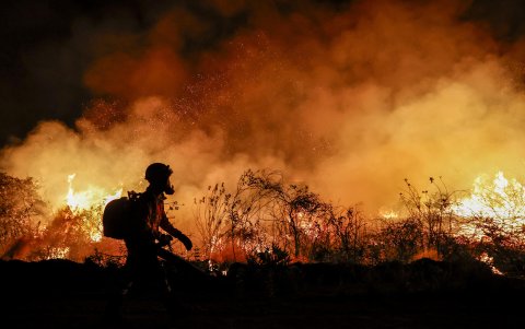 Fotografía de archivo en donde se ve a un bombero mientras trabaja en la extinción de un incendio forestal en Brasil.
