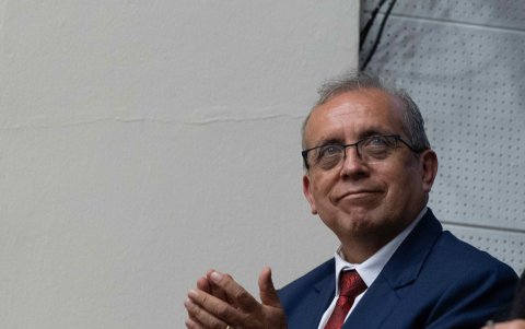 Nicanor Boluarte, hermano de la presidenta de Perú, Dina Boluarte, mientras asiste a un discurso de la mandataria en el Parlamento, en Lima.