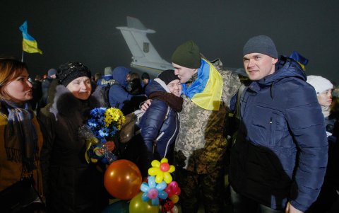 Imagen de archivo de soldados ucranianos liberados que se reúnen con sus familiares en Kiev.