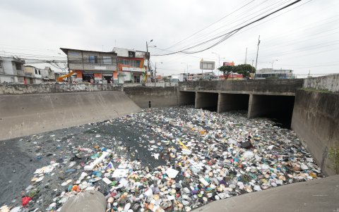 Un pedido recurrente en Guayaquil se centra en darle vida a los parques y los canales de agua naturales, hoy convertidos en focos contaminantes. En la imagen, el canal de Mucho Lote 1.