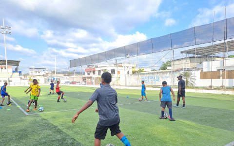 Los jugadores entrenan con intensidad bajo las instrucciones de Blandón.