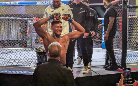 Michael Morales se llevó la victoria en el primer asalto.