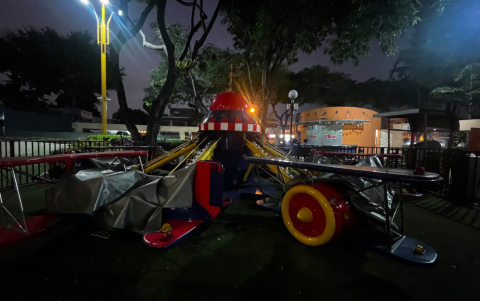 En algunos espacios del Malecón del Salado reina la oscuridad.