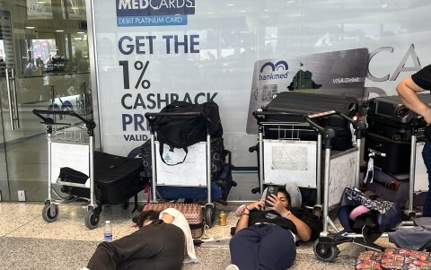 Pasajeros esperan sus vuelos en el aeropuerto internacional Beirut-Rafic Hariri, tras el intercambio de ataques entre Hezbolá e Israel en el sur del Líbano.