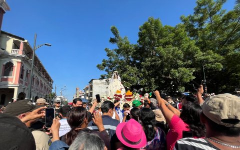 En la caminata hubo familias enteras recorriendo el centro.