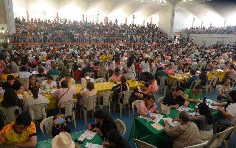 Decenas de asistentes a la kermés jugaron bingo en el interior del coliseo del colegio Javier, la mañana de este domingo 25 de agosto.