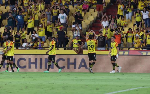 Octavio Rivero (manos en alto) celebra el gol ante la Universidad Católica