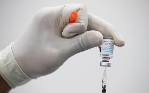 Un sanitario prepara una jeringa con la vacuna Mpox durante un servicio de vacunación en el Instituto Queen Saovabha en Bangkok.