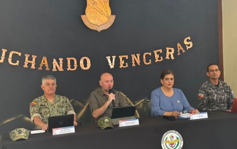Gian Carlo Loffredo, ministro de Defensa, junto a Mónica Palencia, titular de la cartera del Interior.