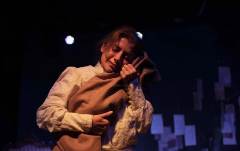 En la obra, la filósofa busca legar a su hija su sabiduría en el tiempo que le queda.