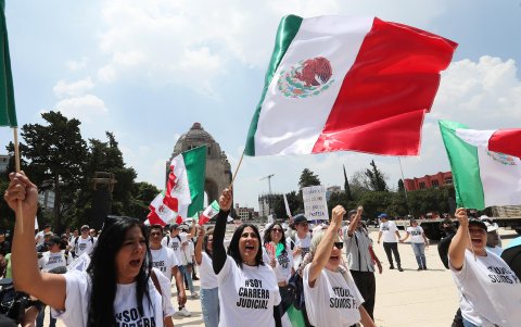 Trabajadores del poder judicial protestan en contra de la reforma impulsada por el oficialismo, este domingo 25 de agosto en Ciudad de México.