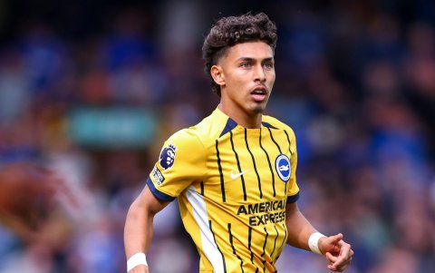 Jeremy Sarmiento con la camiseta de Brighton.