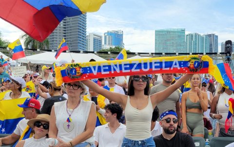Archivo. Ciudadanos venezolanos que asisten a un acto de protesta contra los resultados de las presidenciales.