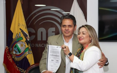 El general Víctor Araus y su binomio Cristina Carrera aceptaron su precandidatura.