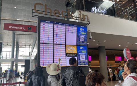 Archivo. Viajeros en el Aeropuerto Internacional El Dorado, de Bogotá.