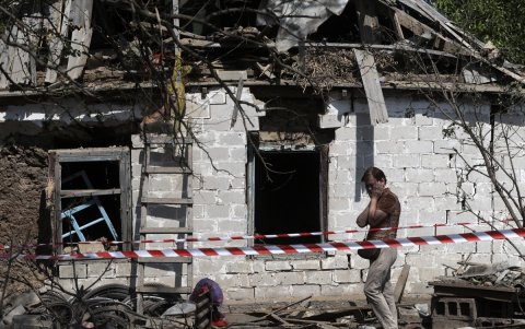 Una mujer local reacciona en el lugar del impacto de un cohete en una aldea de la zona de Zaporiyia, Ucrania, el 26 de agosto de 2024.
