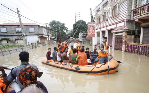 Personas utilizan botes para movilizarse en Amarpur Agartala, estado de Tripura, noreste de la India.