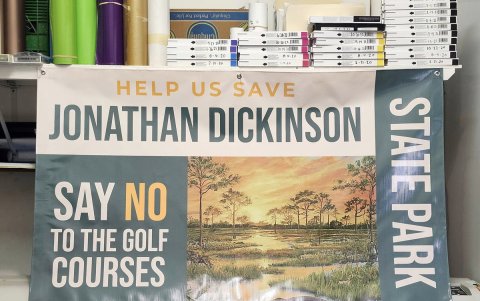 Fotografía de una pancarta que pide apoyo a oponerse a la construcción de un campo de golf en el Parque Estatal Jonathan Dickinson ubicado en Jupiter, Florida.