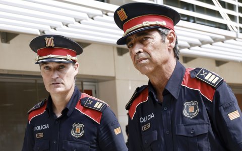El mayor de los Mossos d'Esquadra, Josep Lluís Trapero (d), junto al comisario jefe del cuerpo, Eduard Sallent (i).