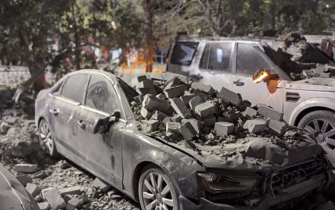 Un automóvil dañado en el lugar del ataque con cohete en Kryvyi Rih, Ucrania, el 27 de agosto de 2024, en medio de la invasión rusa en curso.