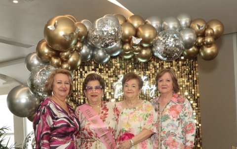 Nancy acompañada de María Teresa Albuja, Pilar Ortiz y Cecilia de Ortiz.