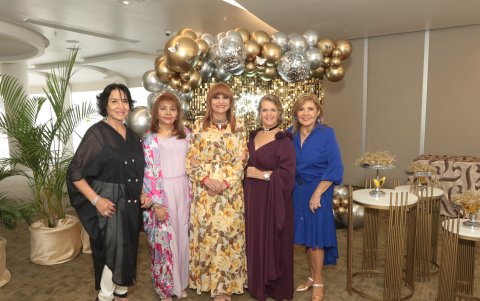 Zoila Rosa Freire, Mariana de Sánchez, Fátima Constante, Lupita de Vicuña y Lourdes Colamarco.