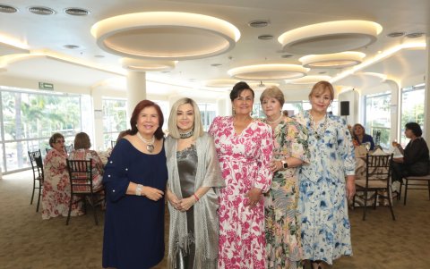 Mariana Bermeo, Lupe Salazar, Mary Castillo, Elsa Albuja y Edith de Triviño.