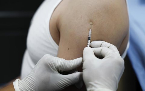 Una persona recibe la vacuna Mpox en el Queen Saovabha Memorial Institute de Bangkok.