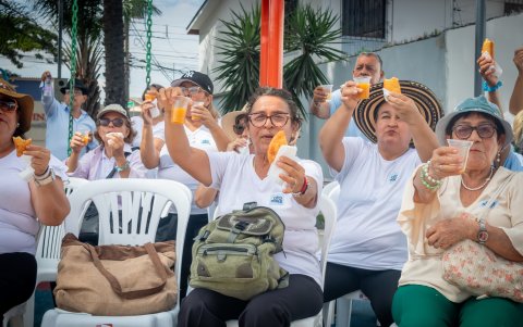 Integración. Los adultos mayores tuvieron un momento ameno con talleristas y jóvenes.