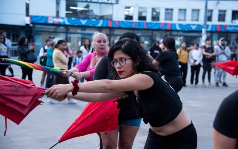 La obra de teatro comunitario ’68 Sombrillas’, en la Plaza del Teatro, rindió homenaje a las sexoservidoras asesinadas.