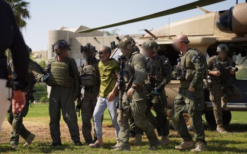 Farhan Qadi (c), quien fue rescatado de ser rehén de Hamás en Gaza, llega al Centro Médico Soroka en Be'er Sheva, Israel, el 27 de agosto del 2024.