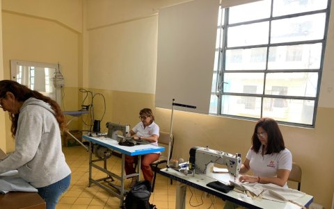 Los oficios se convierten en la herramienta de ingreso económico.