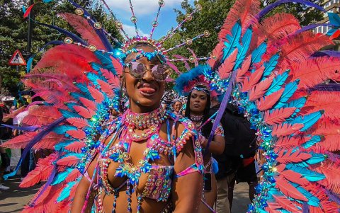 El multitudinario carnaval de Notting Hill celebró este lunes su segunda y última jornada ante la vigilancia de miles de agentes de la Policía Metropolitana (Met) de Londres.