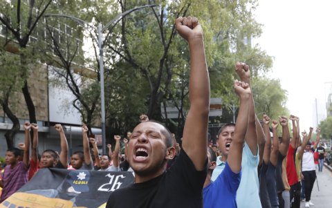 Activistas, familiares y compañeros de los 43 estudiantes desaparecidos de la Escuela Normal 