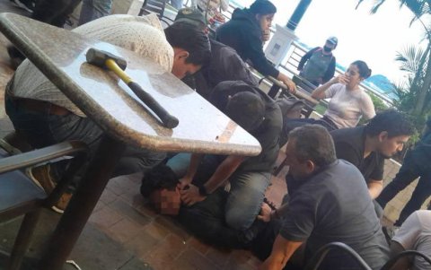 En redes sociales se difundieron fotos del agresor inmovilizado por la ciudadanía.