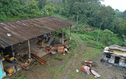 Vista. Toma aérea de una parte de la infraestructura abandonada de la mina La Tormenta en donde hubo una masacre y grupos delictivos se apropiaron del lugar.