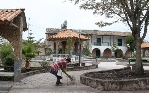 Una pobladora de la ciudad andina de Acobamba en la región de Huancavelica.