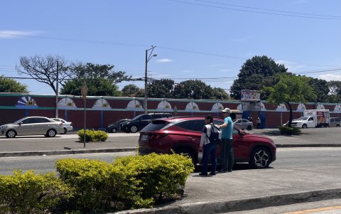 Protección. Ante los índices de seguridad, varios padres prefieren llevar personalmente a sus hijos a los centros de estudios.